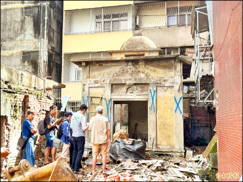 【藝術文化】拆鐵皮屋驚見神祕老建築 中市文化局喊停協調鑑定評估