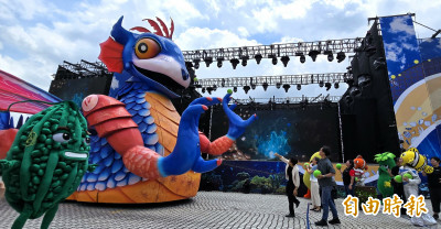 兩廳院廣場巨獸靈動   8公尺燈怪攜手瓜瓜族週末來唱客家歌