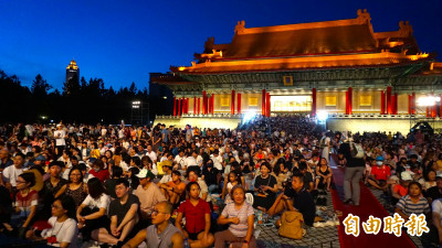 逾3.5萬人兩廳院廣場共賞「毛月亮」 林強驚喜現身打造夏夜「全民大舞池」