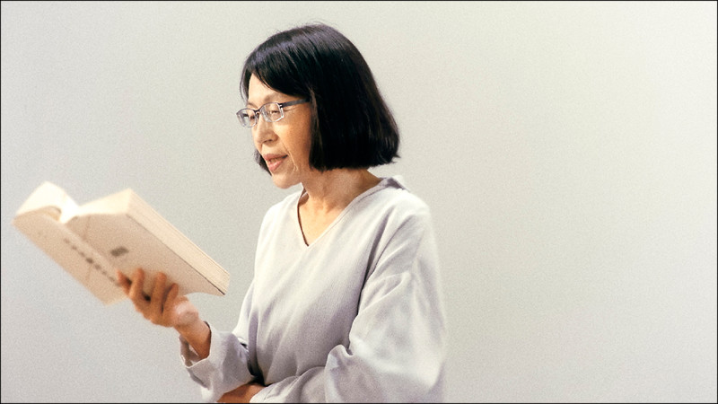 【自由副刊】 李蘋芬／在異境中重新排練一場創世神話： 羅思容《女兒的九十九種藍――聽見零雨》