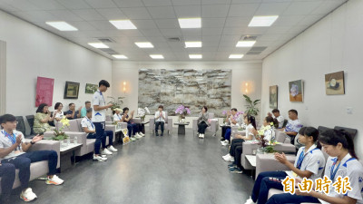 縣長室辦畫展 助來賓觀賞在地藝術