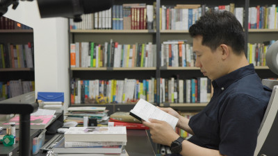 打開總編輯私宅！公視「藝術很有事」闖進涂豐恩書房 交叉閱讀拼出台灣故事