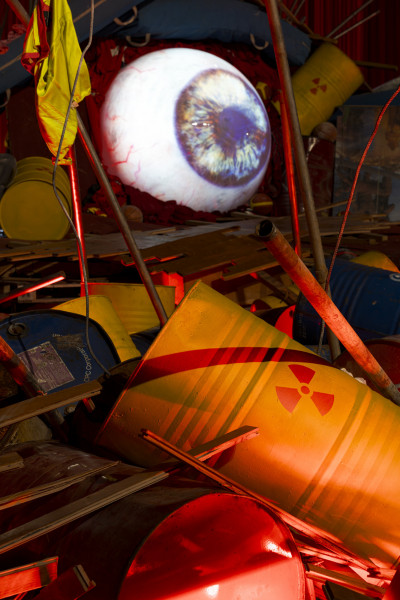 「哥吉拉」登陸馬祖舊體育場！福島記憶與台灣核電公投交會 柳幸典用「警示黃鐵桶」問１難題