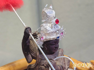 做5分鐘、停1小時！郭春福挑戰眼力極限 打造全台最小銀帽