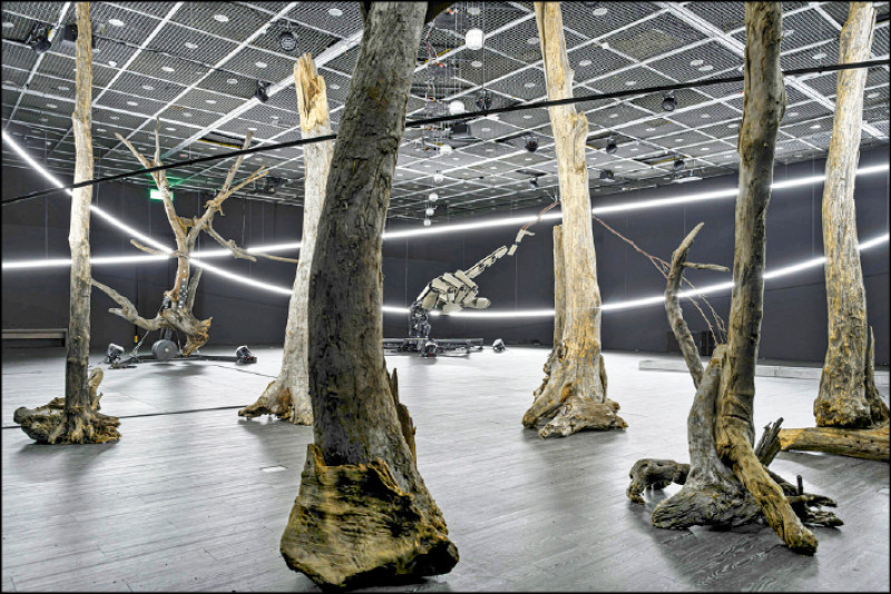 【藝術文化】豪華朗機工15年大展「宇宙寫生」 感受科技藝術的溫度與靈性