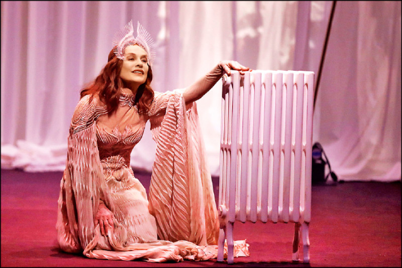 【藝週末．藝週推薦戲劇】誰是貝芮妮絲？─我們看的是伊莎貝．雨蓓！