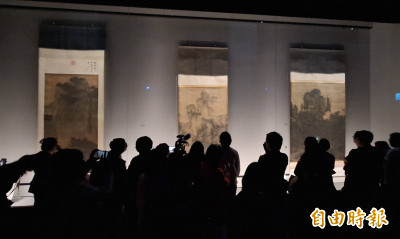 3大國寶北宋山水畫在故宮南院合體！觀眾尋找范寬隱藏的簽款