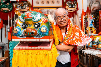 由「武」入藝．尊「獅」重道！葉佳水傳承客家獅頭製作技藝  首次家鄉展出