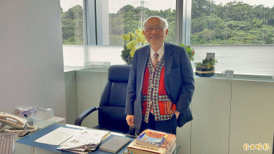 陳耀昌60歲開始寫小說  花系列三部曲皆是台灣情