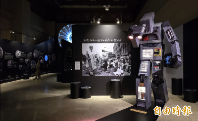 中正紀念堂常設展開出自由花蕊 有人感動,她評「荒謬」 中正紀念堂常設展開出自由花蕊 有人感動,她評「荒謬」