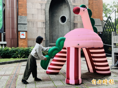 馬年藝術裝置搶先亮相 淡水紅毛城三匹充氣馬吸睛登場