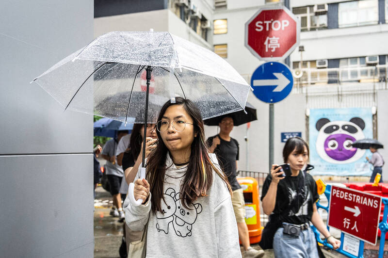 港警查抄獨立書店！《唯紅花綻放》熱銷衛城出版緊急再刷