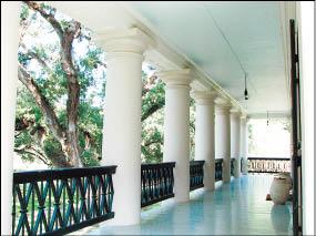 寬闊的迴廊及美麗廊柱，讓人想坐在迴廊涼椅上納涼。