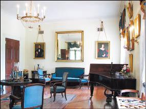 莊園主屋內的起居室，佈置典雅又溫馨。