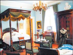 主臥室依當時主人的起床時刻作布置，床上還放置餐盤。