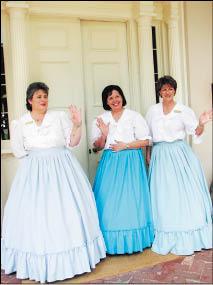 穿著當代服飾的導覽員，很具「歷史」味道！