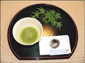 參拜大佛後，可順道前往吞海樓品嘗抹茶套餐，稍作休憩