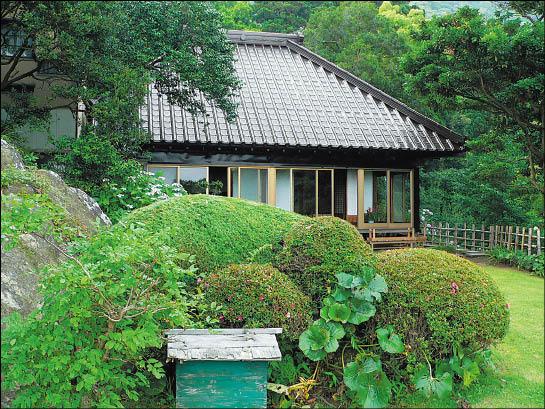 吞海樓庭園綠意盎然，在此還可俯瞰東京灣海景。