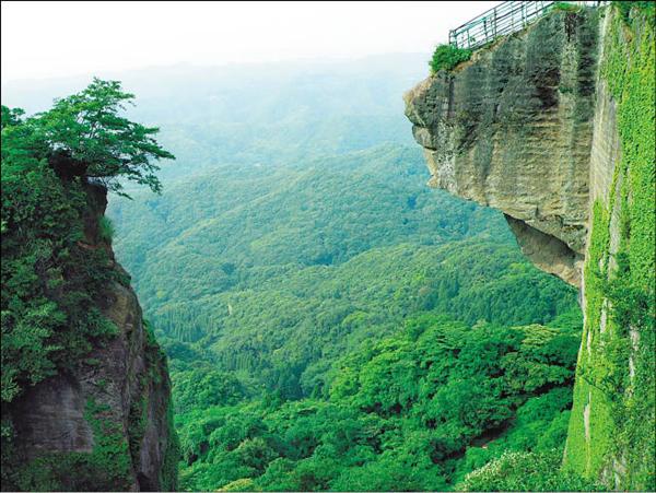  站在琉璃光展望台上眺望，鉅山附近風景盡收眼底。