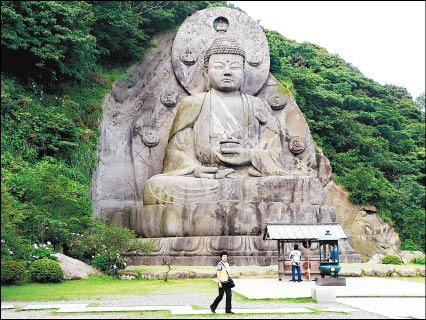 在鋸山大佛廣場上日本第一大的彌勒佛像。