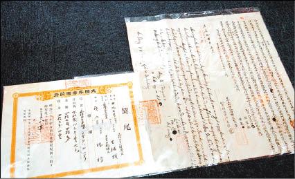 高雄歷史博物館典藏的《打狗汛地碑》及《清代新港社番婦王覽莫等立典契》（上圖）兩件文物，獲文建會審議指定公告為國家重要古物。（記者張忠義攝）