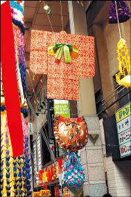 仙台七夕祭，街上懸掛的裝飾品。