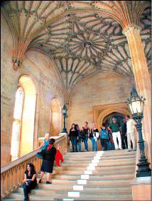 Great Hall大廳外的階梯是哈利與同學回寢室的必經之地。