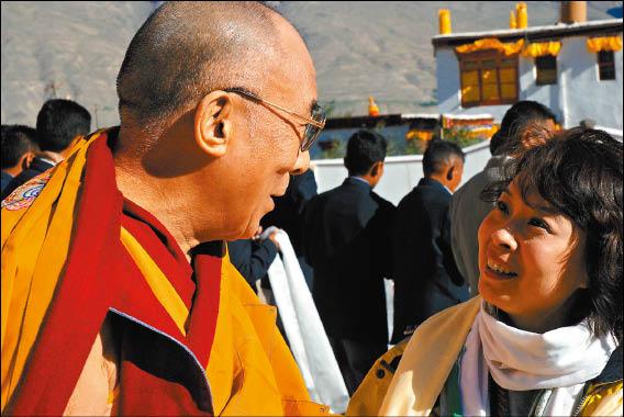 與達賴握手、獻哈達，達賴的微笑總讓廖文瑜感受到親切喜樂。（廖文瑜／提供）