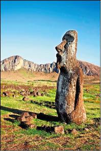 沐浴在陽光下的 Moai與Rano Raraku聖山。