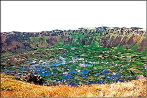 徒步環遊火口湖需耗時一整天，現在只開放部分路段。