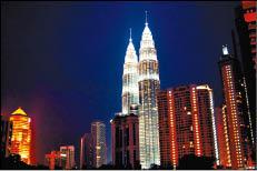 傍晚就開始點燈的雙子星塔，晚上不論從哪個角度看都美呆了。a