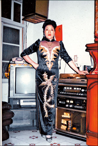 這張照片大約是「麗華」四十歲左右時拍的，當時她正為一個將赴的晚會演出，梳妝打扮。