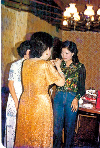 剛到北投走唱時，「麗華」向聽歌的客人敬酒。這張照片約攝於三十年前。