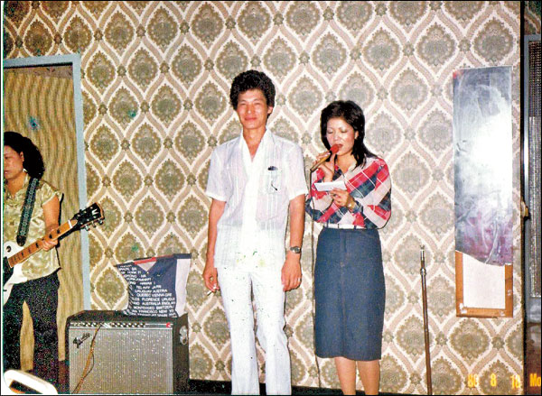 最左邊被切了一半的吉他手是女性，當時在北投那卡西算少數；站在「麗華」旁邊的男子則是日本人。照片約攝於民國六十七年。