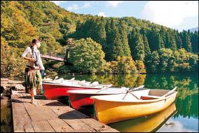清澈的大源太湖，可划著獨木舟深入湖心，觀賞湖畔變色葉的色彩變化。