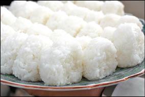 南魚沼的越光米飯糰可加醬菜享用，也可單吃米飯原味。