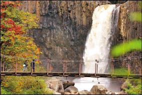 妙高市苗名瀑布落差達到550公尺，是日本百大瀑布之一。