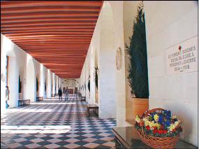 漫步在雪濃梭堡內的廊道上，有股浪漫的氛圍。