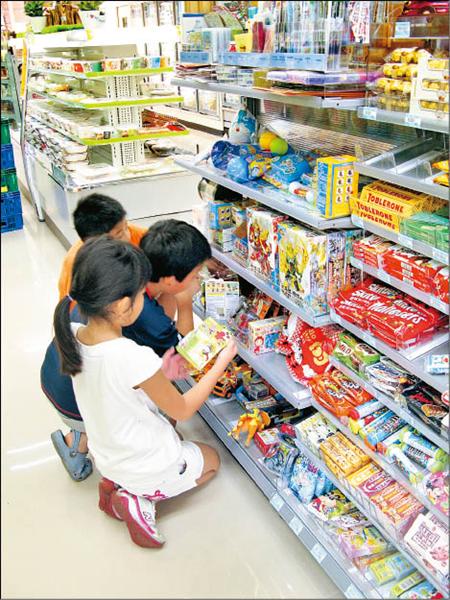 玩具區常可見小朋友聚集對喜愛的玩具熱鬧討論。