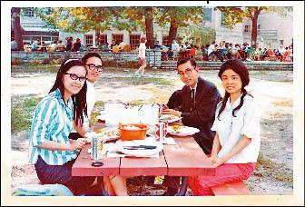 淡瑩（左一）、王潤華（左二）留學美國威斯康辛大學期間結識鍾玲（右一），並邀請她加入星座詩社，右二盧飛白，攝於威大校園，約1968年至1969年。（鍾玲／提供）