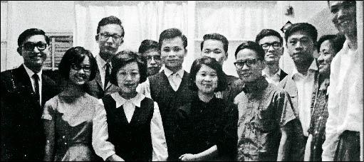 1966年，星座詩社齊聚於羅門燈屋，為即將出國留學的王潤華、淡瑩、張錯等餞行。（羅門／提供）