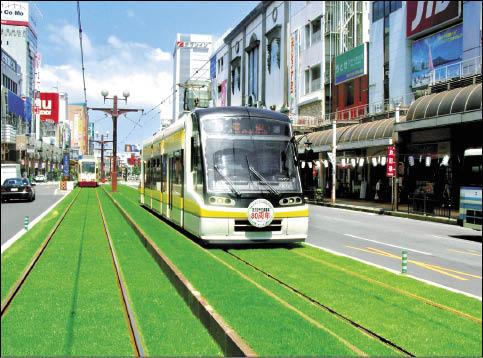 只有鹿兒島在電車軌道內外側2旁鋪設綠化草坪，為城市帶來一股清新柔軟的綠色暖風。