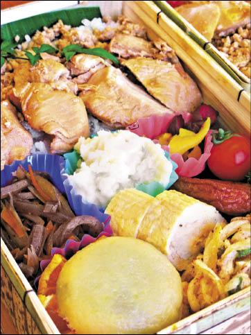 靠在舒適的座椅上吃著出水市最有名的雞肉定食便當，正是享受鐵道旅行的時刻。