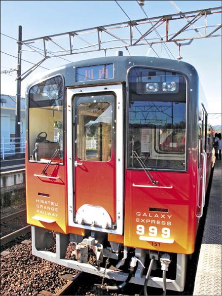 這趟鐵道旅行從鹿兒島的出水車站上車，途中穿過阿久保市抵達終站─川內車站，車程約1小時。