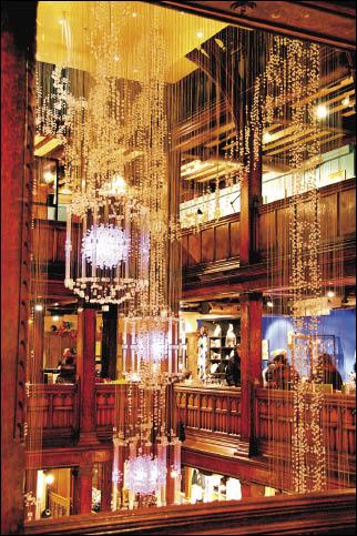 利柏提百貨公司內部裝潢古色古香，是「古蹟級」的百貨公司，所有大品牌在此設櫃不能掛上大招牌破壞建築物。