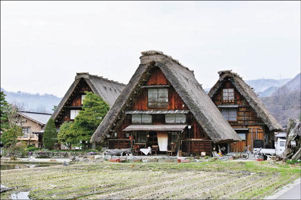 為防積雪而建構的屋簷，造型有如雙手合掌般。（攝影／簡秀真）