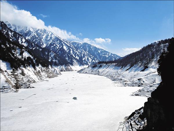 立山黑部之峻嶺深谷的冰封雪景。