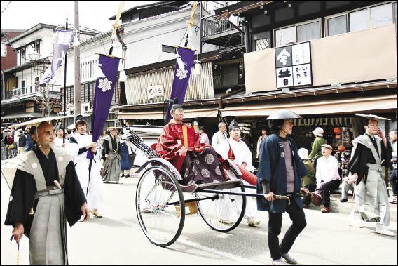 高山祭護衛者穿著古時的傳統正式服裝，威風凜凜地遊行。（攝影／簡秀真）