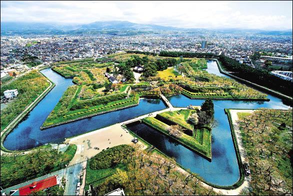 五稜郭是日本第一個以西洋建築格式建造的城堡。