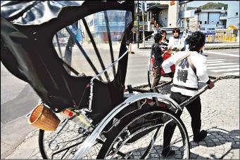 復古人力車在小樽提供給遊客緬懷過往歲月。